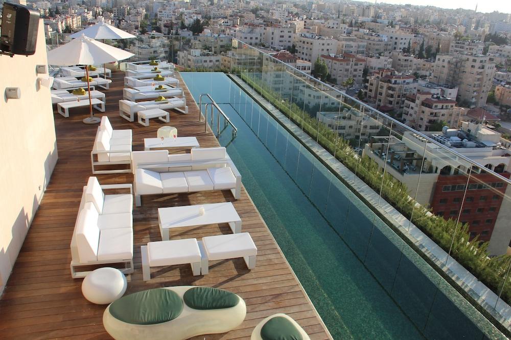 ホテル リージェンシー パレス アンマン エクステリア 写真 The rooftop pool at the hotel