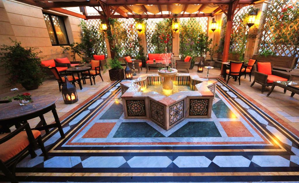 ホテル リージェンシー パレス アンマン エクステリア 写真 The hotel's courtyard
