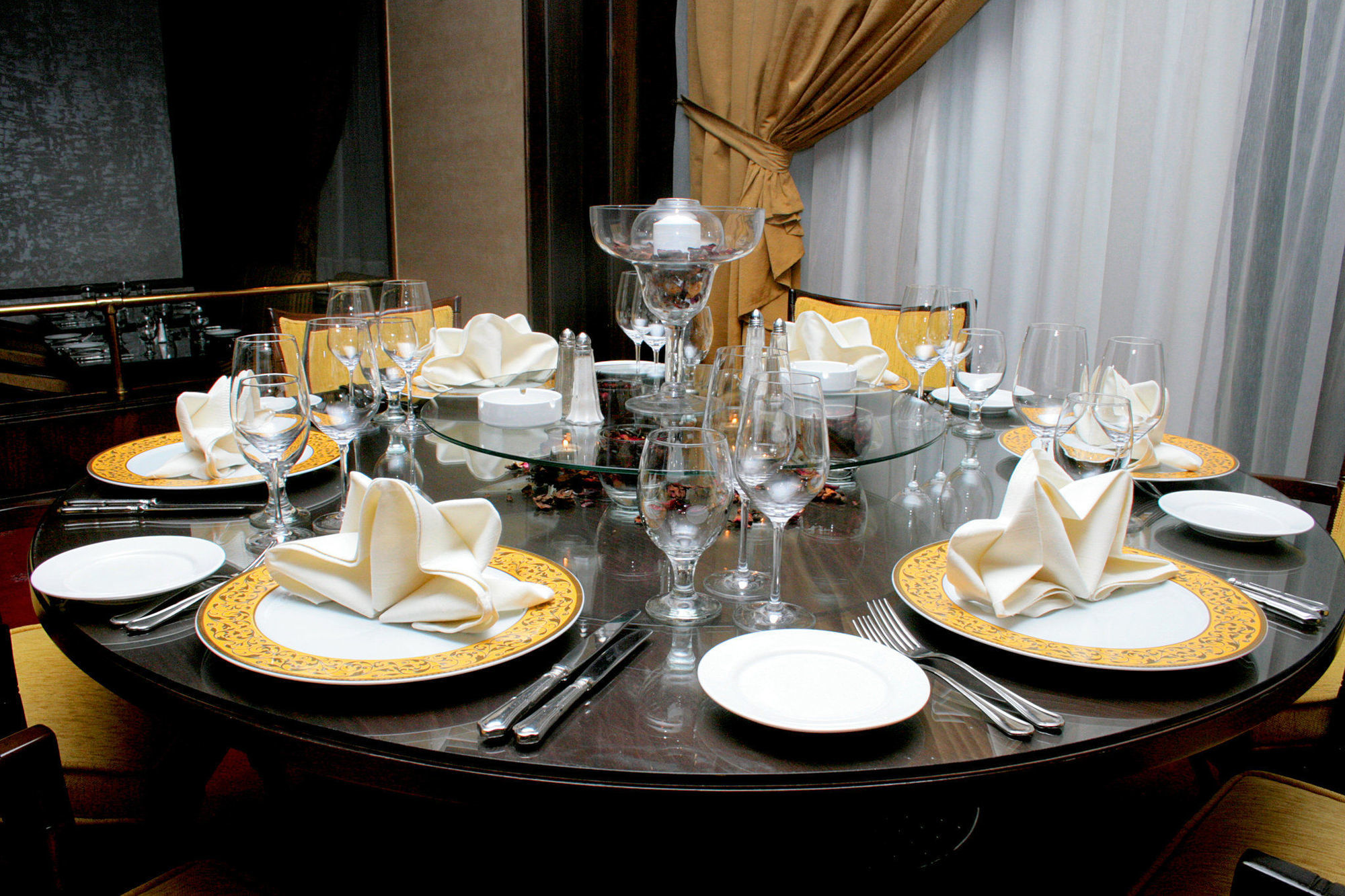 ホテル リージェンシー パレス アンマン レストラン 写真 A table set for a formal dinner
