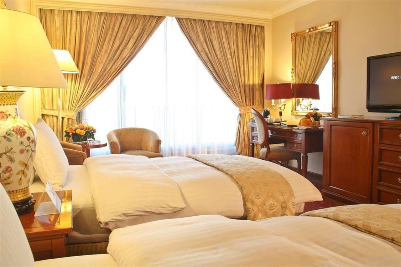 ホテル リージェンシー パレス アンマン エクステリア 写真 A room at the Four Seasons Hotel, London